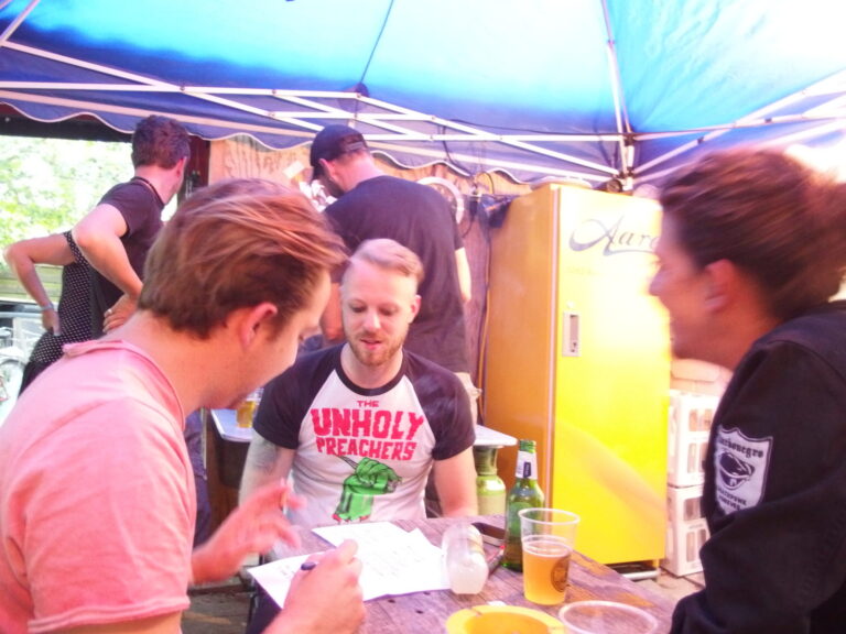 Queens bitching around